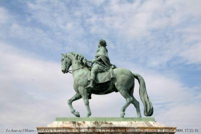 photographie “Le Jour ni l\'Heure 3366 : statue équestre, 1768, de Fredéric V, 1723-1766, roi de Danemark & de Norvège de 1746 à sa mort, par François Joseph Salvy, 1717-1776, palais d\'Amalienborg, Copenhague, mercredi 29 juillet 2009, 17:25:35” par Renaud Camus — www.renaud-camus.net — sculpture, equestrian statue, Frederik, Frederik V, Frederick V, king, kong, Danmark, Denmark, XVIII, XVIIIe siècle, XVIIIth century, Age of Reason, Siècle des Lumières, baroque, barocco, horse, cheval, palais, palace, slot, København