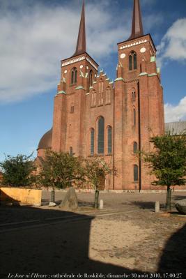 photographie “Le Jour ni l\'Heure 6113 : cathédrale de Roskilde, XIIe-XVIIe s., mausolée des rois de Danemark, dimanche 30 août 2009, 17:00:27” par Renaud Camus — www.renaud-camus.net — cathedral, Absalon, évêque, bishop, rois, kings, kongs, monarchie, monarchy, Sjælland, Denmark, Danmark