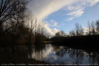 photographie “Le Jour ni l‘Heure 2616 : En Brulhois — étang de Lasaygues, entre Cuq et Fals, Lot-et-Garonne, Agenais, dimanche 15 janvier 2023, 16:41:16” par Renaud Camus — www.renaud-camus.net — Cuq, Fals, Lasaygues, Langla de Lasaygues, Brulhois, Lot-et-Garonne, Dans le Brulhois, Agenais, étang, Renaud