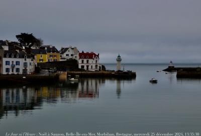 photographie “Le Jour ni l’Heure 7801 : Noël à Sauzon, Belle-Île-en-Mer, Morbihan, Bretagne mercredi 25 décembre 2024, 13:35:30” par Renaud Camus — www.renaud-camus.net — Sauzon, Noël à Sauzon, Noël, Christmas, Belle-Île, Belle-Île-en-Mer, Morbihan, port, harbour, océan, Les Vacances de M. Hulot, Bretagne, 25 décembre 2025