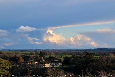 photographie “Le Jour ni l’Heure 1598 : En Lomagne — Fenêtre de la bibliothèque — manoir d’Enduré, XVIIIe-XIXe s., Plieux, Gers, Gascogne, dimanche 9 mars 2025, 18:00:57” par Renaud Camus — www.renaud-camus.net — Enduré, manoir d’Enduré, Lomagne, En Lomagne, Fenêtre de la bibliothèque, Gers, Gascogne, manoir, château