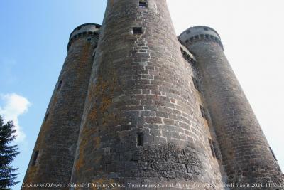 photographie “Le Jour ni l’Heure 0086 : château d’Anjony, XVe s., Tournemire, Cantal, Haute-Auvergne, samedi 3 août 2024, 11:35:25” par Renaud Camus — www.renaud-camus.net — Anjony, château d’Anjony” château , d’Auvergne, Tournemire, Cantal, Camus, Renaud Camus, 3 août 2024