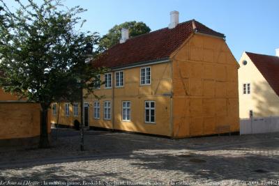 photographie “Le Jour ni l\'Heure 6114 : la maison jaune, Roskilde, Seeland (Sjælland), Danemark (en face de la cathédrale), dimanche 30 août 2009, 17:01:21” par Renaud Camus — www.renaud-camus.net — house, hus, huset, yellow, cathedral, Zeeland, Denmark, Danmark