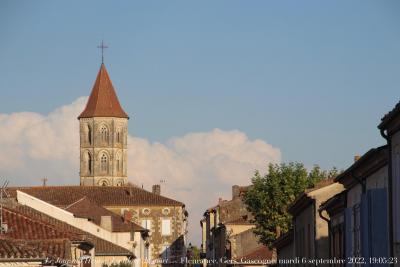 photographie “Le Jour ni l‘Heure 8346 : La Place du mort — Fleurance, Gers, Gascogne, mardi 6 septembre 2022, 19:05:23” par Renaud Camus — www.renaud-camus.net — Fleurance, église, clocher, Saint-Laurent, gothique, Gers, Gascogne