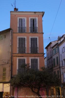 photographie “Le Jour ni l’Heure 6888 : maison à Brignoles, Var, Provence, c. 1860 (?), samedi 10 juin 2023, 21:37:49” par Renaud Camus — www.renaud-camus.net — Brignoles, Var, Provence, maison, immeuble