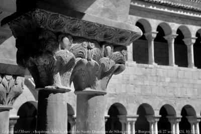 photographie “Le Jour ni l’Heure 2384 : chapiteau, XIIe s., cloître de Santo Domingo de Silos, prov. de Burgos, Vieille-Castille, Espagne, mardi 27 août 2024, 16:52:58” par Renaud Camus — www.renaud-camus.net — Santo Domingo de Silos, Silos, claustro, cloître, chapiteau, roman, cloître roman, romanico, abbaye, monastère, Burgos, province de Burgos, Castille, Vieille-Castille, Castilla y Leon, Castilla