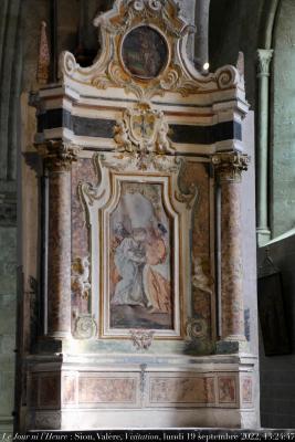 photographie “Le Jour ni l’Heure 8919 : basilique Notre-Dame de Valère, Sion, Valais — autel de la Visitation, c. 1750 (?), lundi 19 septembre 2022, 14:24:47” par Renaud Camus — www.renaud-camus.net — Sion, Valais, Suisse, Valère, Notre-Dame de Valère, Visitation, La Visitation, autel de la Visitation