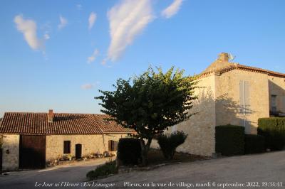 photographie “Le Jour ni l’Heure 8368 : En Lomagne — Plieux, ou la vue de village, mardi 6 septembre 2022, 19:34:41” par Renaud Camus — www.renaud-camus.net — Plieux, village, vue de village, Lomagne, En Lomagne, Gers, Gascogne, maisons, ciel, nuage, nuages