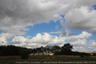 photographie “Le Jour ni l’Heure 9121 : En Lomagne — vallée de l‘Auroue, Plieux, Gers, Gascogne, dimanche 25 septembre 2022, 15:47:59” par Renaud Camus — www.renaud-camus.net — Plieux, Gers, Lomagne, Gascogne, En Lomagne, plaine, vallée