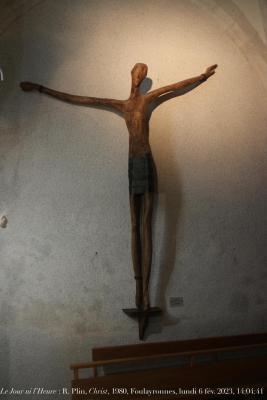 photographie “Le Jour ni l’Heure 3367 : Roger Plin, 1918-1985, Christ, 1980, église Saint-Martin du Caoulet, Foulayronnes, Lot-et-Garonne, Agenais, lundi 6 février 2023, 14:04:41” par Renaud Camus — www.renaud-camus.net — Christ, Christ en croix, Plin, Roger Plin, sculpteur, sculpture, Foulayronnes, église, Saint-Martin du Caoulet, Caoulet, Agen, Lot-et-Garonne, Agenais