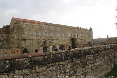 photographie “Le Jour ni l’Heure 9527 : abbaye royale de N.-D. de Lieu-Dieu, XIIe-XVIIe s., Jard-sur-Mer, mercredi 1er janvier 2025, 13:57:30” par Renaud Camus — www.renaud-camus.net — Lieu-Dieu, abbaye de Notre-Dame de Lieu-Dieu, Notre-Dame de Lieu-Dieu, Jard-sur-Mer, Vendée, Bas-Poitou