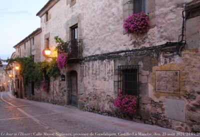 photographie “Le Jour ni l’Heure 1897 : Calle Mayor, Sigüenza, province de Guadalajara, Castille-La Manche, Espagne, dimanche 25 août 2024, 21:04:28” par Renaud Camus — www.renaud-camus.net — Sigüenza, Calle Mayor, Castilla-La Mancha, Castille, Espagne, Spain, Espana, rue, calle, grand’rue