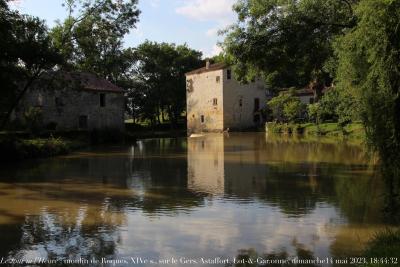 photographie “Le Jour ni l’Heure 6429 : moulin de Roques, XIVe s., sur le Gers, Astaffort, Lot-et-Garonne, dimanche 14 mai 2023, 18:44:32” par Renaud Camus — www.renaud-camus.net — Roques, moulin de Roques, Astaffort, Fals, Lot-et-Garonne, Brulhois, Agenais, moulin, moulin à eau