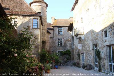 photographie “« Arrêtez le massacre ! » : Carennac, Lot, Quercy — au centre droit, l’accès au magnifique porche roman  à droite, les trois ouvertures de l’Office du tourisme, dimanche 4 août 2024, 19:27:37” par Renaud Camus — www.renaud-camus.net — Carennac, Lot, Quercy, « Arrêtez le massacre ! », vandalisme, syncicat d’initiatives” , du, Tourisme, PVC, Camus, Renaud Camus, 4 août 2024