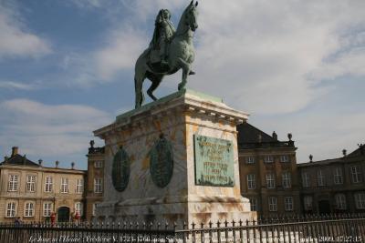 photographie “Le Jour ni l\'Heure 3371 : statue équestre, 1768, de Frédéric V, 1723-1766, roi de Danemark et de Norvège de 1746 à sa mort, par François Joseph Salvy, 1717-1776, sur la place du palais d\'Amalienborg, Copenhague, mercredi 29 juillet 2009, 17:27:15” par Renaud Camus — www.renaud-camus.net — sculpture, equestrian statue, Frederik, Frederik V, Frederick V, king, kong, Danmark, Denmark, XVIII, XVIIIe siècle, XVIIIth century, Age of Reason, Siècle des Lumières, baroque, barocco, horse, cheval, palais, palace, slot, København