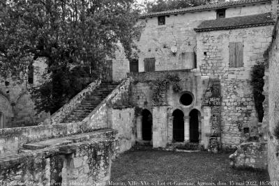 photographie “Le Jour ni l’Heure 5206 : ancienne abbaye de Saint-Maurin, XIIe-XVe s., en Agenais, Lot-et-Garonne, dimanche 15 mai 2022, 18:58:11” par Renaud Camus — www.renaud-camus.net — Saint-Maurin, abbaye de Saint-Maurin, Lot-et-Garonne, Agenais, palais abbatial, gothique, romano-gothique