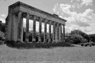 photographie “Le Jour ni l’Heure 6865 : Décivilisation — Charles-Étienne Durand, 1762-1840, colonnade, 1827, de l\'ancien Grand Théâtre de Nîmes, 1803 (Antoine Meunier, 1765-1808), aire de Caissargues, Gard, samedi 10 juin 2023, 15:26:17” par Renaud Camus — www.renaud-camus.net — théâtre, Grand Théâtre, Grand Théâtre de Nîmes, colonnade, Caissargues, Nîmes, Gard, Durand, Charles Durand, Charles-Étienne Durand, architecte, Antoine Meunier, théâtre de Nîmes, Décivilisation