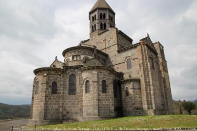 photographie “Le Jour ni l’Heure 4380 : église de Saint-Nectaire, 1146-1178, Puy-de-Dôme, Auvergne, mardi 3 mai 2022, 11:45:06” par Renaud Camus — www.renaud-camus.net — Saint-Nectaire, église, église de Saint-Nectaire, Puy-de-Dôme, Auvergne, église romane, roman, romane, romanesque, abside, abside romane