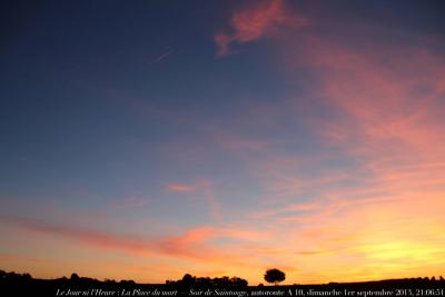 photographie “Le Jour ni l’Heure 9079 : La Place du mort — Soir de Saintonge, autoroute A 10, environs de Saint-Jean-d’Angély, Charente, dimanche 1er septembre 2013, 21:06:51” par Renaud Camus — www.renaud-camus.net — paysage, landscape, ciel, sky, arbre, tree, nuages, clouds, crépuscule, sunset, coucher de soleil, highway