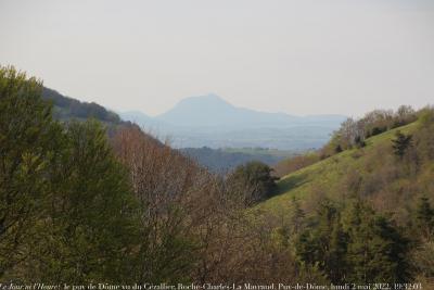 photographie “Le Jour ni l’Heure 4365 : le puy de Dôme vu du Cézallier, Roche-Charles-La-Meyrand, Puy-de-Dôme, Auvergne, lundi 2 mai 2022, 19:32:03” par Renaud Camus — www.renaud-camus.net — Roche-Charles-La-Mayrand, Boslabert, Saint-Roch, église Saint-Roch, chemin, puy de Dôme, Auvergne, Cézallier