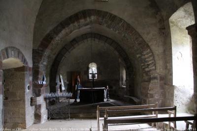 photographie “Le Jour ni l‘Heure 4328 : église Saint-Roch, XIIe-XVe s., de Roche-Charles-la-Mayrand, Cézallier, Puy-de-Dôme, Auvergne, lundi 2 mai 2022, 17:66:44” par Renaud Camus — www.renaud-camus.net