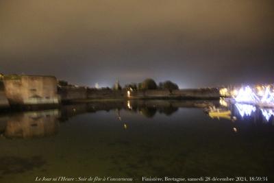 photographie “Le Jour ni l’Heure 8583 : Soir de fête à Concarneau — Finistère, Bretagne, samedi 28 décembre 2024, 18:59:34” par Renaud Camus — www.renaud-camus.net — Concarneau, Soir de fête à Concarneau, Un soir à Concarneau, Ville Close, Finistère, Bretagne