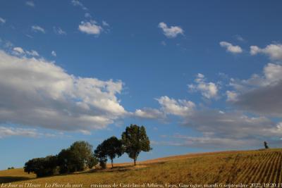 photographie “Le Jour ni l‘Heure 8353 : La Place du mort — En Lomagne — environs de Castelanau-d’Arbieu, Gers, Gascogne, mercredi 7 septembre 2022, 19:20:13” par Renaud Camus — www.renaud-camus.net — Castelnau-d'Arbieu, Gers, Gascogne, La Place du mort, Lomagne, En Lomagne