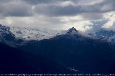 photographie “Le Jour ni l’Heure  8725 : grand paysage romantique, avec un village et un château, Valais, Suisse, samedi 17 septembree 2021, 12:16:01” par Renaud Camus — www.renaud-camus.net — Crans-Montana, Valais, paysage du Valais, montagne, neige, Grand Paysage romantique avec un village et un château, Sion, Sierre