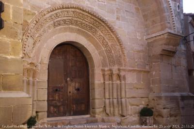 photographie “Le Jour ni l’Heure 1901 : porche, XIIe s., de l’église Saint-Vincent-Martyr, Sigüenza, Castille-La Manche, Espagne, dimanche 25 août 2024, 21:11:29” par Renaud Camus — www.renaud-camus.net — Sigüenza, San Vincente Martir, iglesia, roman, romane, romanesque, Castilla-La Mancha, Espagne, Spain, Espana