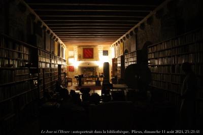 photographie “Le Jour ni l’Heure 0595 : autoportrait dans la bibliothèque, Plieux, dimanche 11 août 2024, 23:21:41” par Renaud Camus — www.renaud-camus.net — autoportrait, selfportrait, autoritratto, selbstbildnis, Plieux, bibliothèque, autoportrait dans la bibliothèque