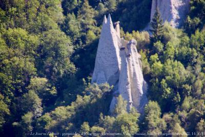 photographie “Le Jour ni l‘Heure 8938 : pyramides d’Euseigne, Hérémence, Valais, Suisse, lundi 19 septembre 2022, 14:36:31” par Renaud Camus — www.renaud-camus.net — Euseigne, Hérémence, pyramides d'Euseigne, pyramides, cheminées des fées, Valais, Sion, Évolène, Suisse