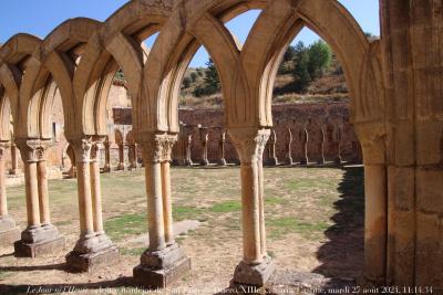 photographie “Le Jour ni l’Heure 2233 : cloître mudéjar de la commanderie de San Juan de Duero, fin du XIIe s.- XIIIe s., Soria, Vieille-Castille, mardi 27 août 2024, 11:14:34” par Renaud Camus — www.renaud-camus.net — Soria, San Juan de Duero, cloître, mudéjar, commanderie, roman, romane, Castille, Vieille-Castille, arcs entrecroisés” Espagne Camus , Camus, 27 août 2024, claustro, arcos