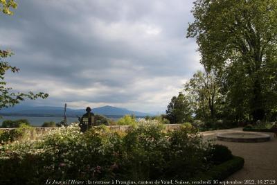 photographie “Le Jour ni l’Heure 8672 : la terrasse à Prangins, canton de Vaud, Suisse, vendredi 16 septembre 2022, 16:27:29” par Renaud Camus — www.renaud-camus.net — Prangins, terrasse, château de Prangins, château, Suisse, Vaud, canton de Vaud, lac, lac Léman, lac de Genève