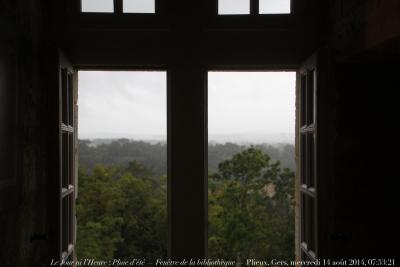 photographie “Le Jour ni l’Heure 0651 : Pluie d’été — Fenêtre de la bibliothèque — Plieux, Gers mercredi 14 août 2024, 07:53:21” par Renaud Camus — www.renaud-camus.net — Fenêtre de la bibliothèque, fenêtre, bibliothèque, pluie, pluie d’été, croisée, Gers, Gascogne, Limagne, En Lomagne