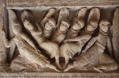 photographie “Le Jour ni l’Heure 2364 : Les Ballets russes — soldats dormant, relief de l’angle Nord-Est du cloître, La Descente de croix, Santo Domingo de Silos, prov. de Burgos, Castille, Espagne, mardi 27 août 2024, 18:44:59” par Renaud Camus — www.renaud-camus.net — Les Ballets russes, descente de Croix, soldats dormants, musulmans, cloître, claustro, Santo Domingo de Silos, roman, romane, romanico, Castille romane, Burgos, Castilla y Leon, Castilla, Castille, Diaghilev, province de Burgos, provincia de Burgos