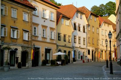 photographie “Le Jour ni l\'Heure 3139 : Un soir à Laybach (Ljubljana), Slovénie, Gornji trg, lundi 22 août 2011, 19:27:14” par Renaud Camus — www.renaud-camus.net — Slovenia, rue, street, Summer, Été, maisons, houses, architecture, evening, Antik Hotel