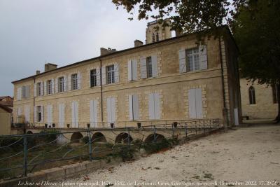 photographie “Le Jour ni l’Heure 9602 : palais épiscopal, 1676-1682, de Lectoure, auj. mairie, Gers, Gascogne, mercredi 19 octobre 2022, 17:39:59” par Renaud Camus — www.renaud-camus.net — Lectoure, palais épiscopal, palais des évêques, mairie, hôtel de ville, classicisme, architecture, Louis XIV