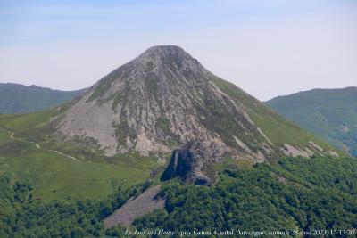 photographie “Le Jour ni l’Heure 5785 : puy Griou, Cantal, Auvergne, samedi 28 mai 2022, 15:13:26” par Renaud Camus — www.renaud-camus.net — Griou, puy Griou, Cantal, Auvergne