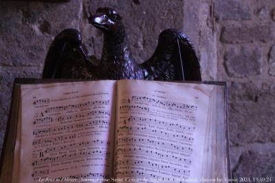 photographie “Le Jour ni l’Heure 0277 : lutrin, église Saint-Cernin ou Saint-Saturnin de Saint-Cernin, Cantal, Auvergne, dimanche 4 août 2024, 13:49:24” par Renaud Camus — www.renaud-camus.net — lutrin, aigle, Saint-Jean, Cantal, Auvergne, Saint-Cernin, église de Saint-Cernin, église Saint-Saturnin, église Saint-Louis