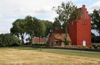 photographie “Le Jour ni l\'Heure 6045 : église Saint-Laurent de Gershøj, XIIe-XVIe s., sur le fjord de Roskilde, Seeland (Sjælland), Danemark, dimanche 30 août 2009, 14:49:10” par Renaud Camus — www.renaud-camus.net — kirke, church, sankt Laurentii, sankt Lars, Selsø, Denmark, Danmark