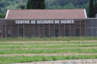 photographie “Le Jour ni l‘Heure 6911 : Signes, Var, Provence — le centre de secours, dimanche 11 juin 2023, 14:43:28” par Renaud Camus — www.renaud-camus.net — Signes, Centre de secours de Signes, sémiologie, sémiotique, Var, Provence