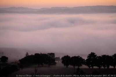 photographie “Le Jour ni l\'Heure 9252 : L’Aube en Lomagne  — Fenêtre de la bibliothèque, Plieux, Gers, Gascogne, Midi-Pyrénées, lundi 9 septembre 2013, 07:08:32” par Renaud Camus — www.renaud-camus.net — paysage, landscape, brume, brouillard, Gascony