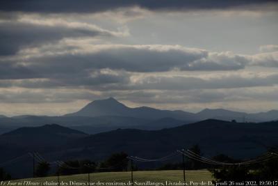 photographie “Le Jour ni l’Heure 5607 : chaîne des Dômes et puy de Dôme vus des environs de Sauxillanges, Livradois, Puy-de-Dôme, Auvergne, jeudi 26 mai 2022, 19:50:17” par Renaud Camus — www.renaud-camus.net — puy de Dôme, Sauxillanges, chaîne des Dômes, Auvergne, Livradois