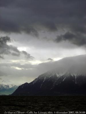 photographie “Le Jour ni l\'Heure : Cully, le lac Léman et les Alpes vues d\'une chambre à l\'hôtel du Major Davel, dimanche 4 décembre 2005, 08:56:06” par Renaud Camus — www.renaud-camus.net — Cully, Léman, lac Léman, Lausanne, lac, Suisse, Switzerland, fenêtre, window, winter, morning, hiver, lake, ciel, sky, mountain, Vaud, canton de Vaud, Roud, Gustave Roud, paysage, landcape, Davel, Major Davel, hotel, hôtel, hotel du Major Davel