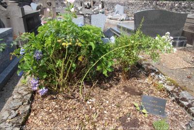 photographie “Le Jour ni l’Heure 9896 : tombe de Marie Chevalier du Fau, 1891-1982, cimetière d’Escorailles, ou Scorailles, Cantal, Haute-Auvergne, vendredi 2 août 2024, 12:30:19” par Renaud Camus — www.renaud-camus.net — Chevalier du Fau, Marie Chevalier du Fau, Mme Chevalier du Fau, 1891-1982, Escorailles, Scorailles, cimetière, manoir de Scorailles, château de Scorailles, Cantal, Auvergne