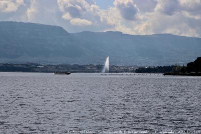 photographie “Le Jour ni l’Heure 8636 : Genève vue de Bellevue, vendredi  16 septembre 2022, 12:21:09” par Renaud Camus — www.renaud-camus.net — Genève, Bellevue, lac Léman, lac de Genève, jet d'eau, Suisse, Confédération helvétique