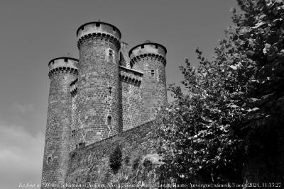 photographie “Le Jour ni l’Heure 0085 : château d’Anjony, XVe s., Tournemire, Cantal, Haute-Auvergne, samedi 3 août 2024, 11:33:27” par Renaud Camus — www.renaud-camus.net — Anjony, château d’Anjony, Tournemire, Cantal, Auvergne, Haute-Auvergne, 16 août 2024