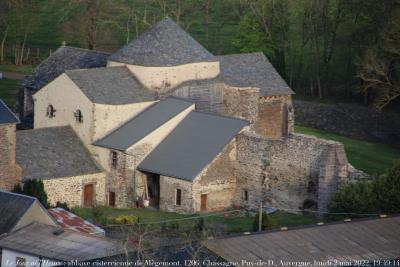 photographie “Le Jour ni l’Heure 1374 : abbaye cistercienne de Mègemont, 1206, Chassagne, Puy-de-Dôme, Auvergne, lundi 2 mai 2022, 19:49:14” par Renaud Camus — www.renaud-camus.net — Mègemont, abbaye de Mègemont, abbaye, abbaye cistercienne, Chassagne, Cézallier, cistercien, Puy-de-Dôme, roman, romane, abbaye romane, Auvergne, Auvergne romane