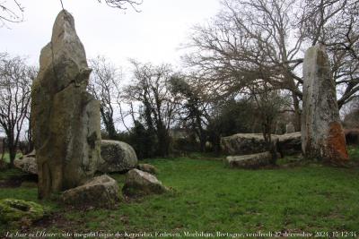 photographie “Le Jour ni l’Heure 8267 : site mégalithique de Kerzerho, Erdeven, Morbihan, Bretagne, vendredi 27 décembre 2024, 15:12:34” par Renaud Camus — www.renaud-camus.net — Kerzerho, Erdeven, Morbihan, Bretagne, site mégalithique, pierres levées, Lorient, menhir, Géants de Kerzerho