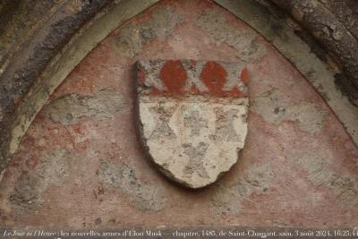 photographie “Le Jour ni l’Heure 0153 : les nouvelles armoiries d’Elon Musk — chapitre, 1485, de Saint-Chamant, Cantal, Haute-Auvergne, samedi 3 août 2024, 16:25:44” par Renaud Camus — www.renaud-camus.net — armes, armoiries, écu, blason, X, Elon Musk, Saint-Chamant, Cantal, Auvergne, Haute-Auvergne, Musk